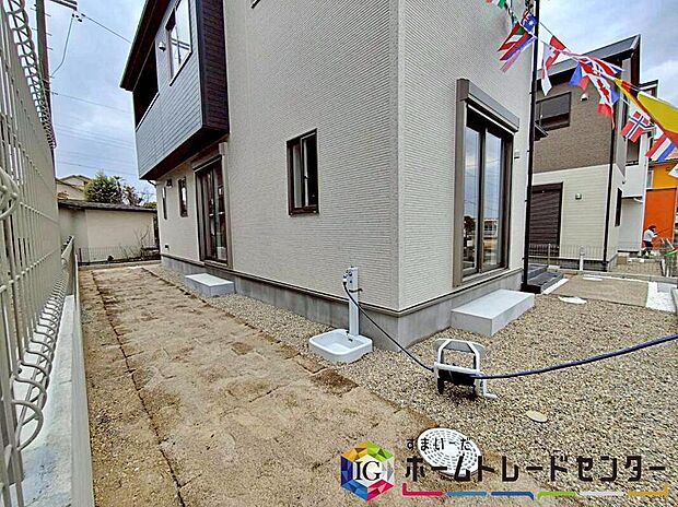 【庭】3号棟
お庭がございます♪
小さなお子様の遊び場や、ガーデニング・家庭菜園など、お好みにおうち時間をお楽しみいただけます♪