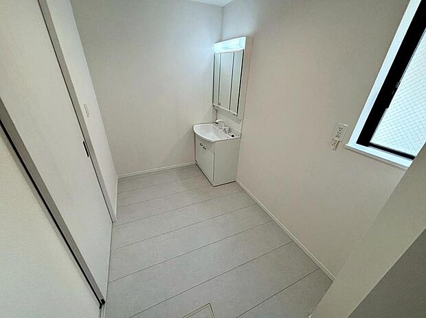 【洗面台・洗面所】C号棟
暮らしを快適にする、広々とした洗面化粧台。
収納力と機能性に優れた使いやすい設備で、忙しい朝の身支度もスムーズに♪