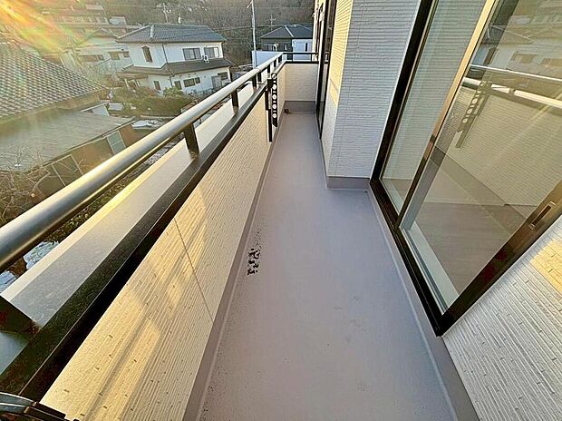 【バルコニー】B号棟
奥行を広めに取ったワイドバルコニー♪
家族分の洗濯物もしっかり干せます。
南西向きで日当たりも良く、毎日のお洗濯が楽しくなりそう♪