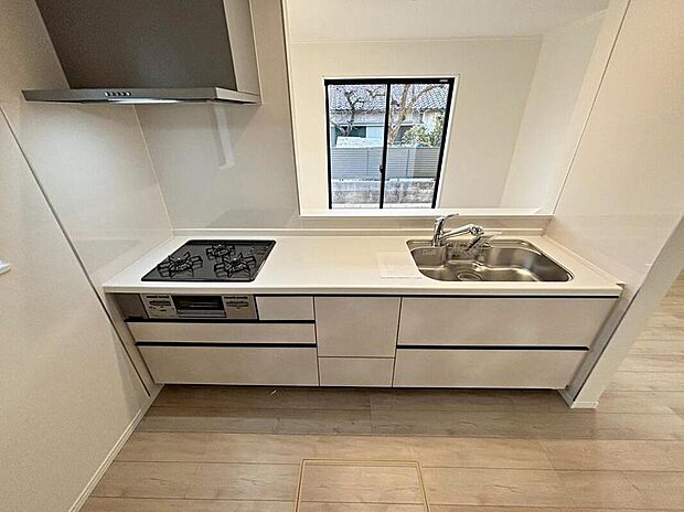 【キッチン】B号棟
収納力豊富なシステムキッチン。
大型スライド収納付きで、すっきり片付けやすいキッチンです。
床下収納もついています♪