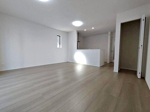 【リビング収納】リビングに収納スペースを設けました♪
物が散らかりにくく、急な来客時でも安心ですね♪
家族みんなが使いやすい収納になりそう♪