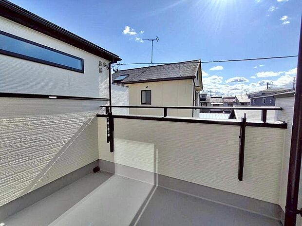 【バルコニー】B号棟
奥行を広めに取ったバルコニー♪
家族分の洗濯物もしっかり干せます。
南向きで日当たりも良く、毎日のお洗濯が楽しくなりそう♪