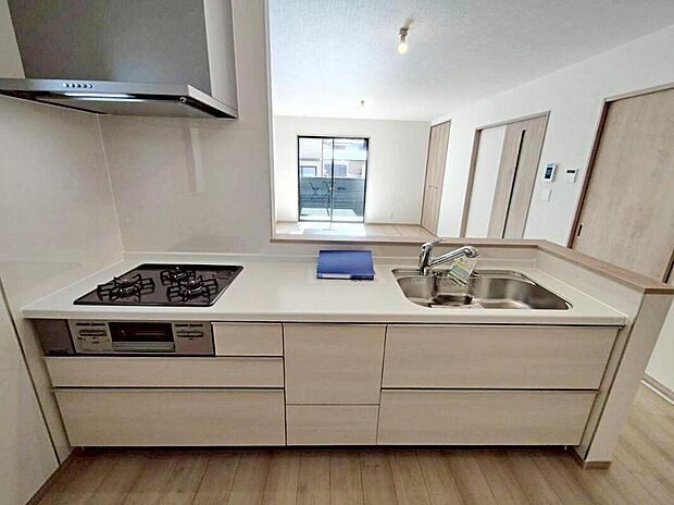 【キッチン】B号棟
収納力豊富なシステムキッチン。
大型スライド収納付きで、すっきり片付けやすいキッチンです。
床下収納もついています♪