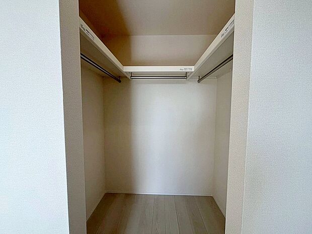 【収納】２号棟　ウォークインクローゼット
大きな荷物も収納可能なウォークインクローゼット付き！
季節ごとの入れ替え不要な嬉しい設備になっています♪