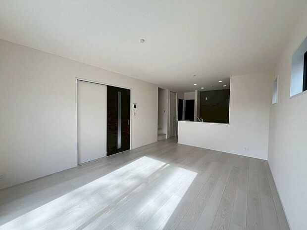 【リビング】２号棟
明るい雰囲気が心地いいリビング♪
対面式キッチンは、家事をしながら家族の様子が一目でわかる安心＆便利設備♪