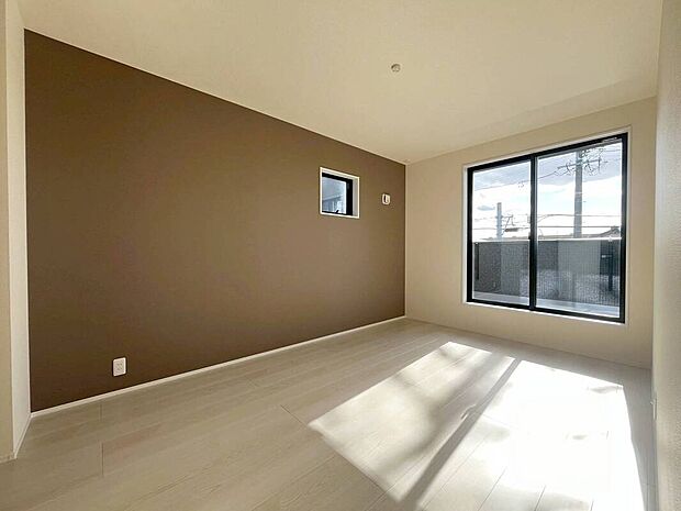 【リビング以外の居室】２号棟
バルコニーに直接アクセスできる居室です！
室内の空気を効率よく入れ替えることができ、夏場や湿気の多い時期には便利です♪