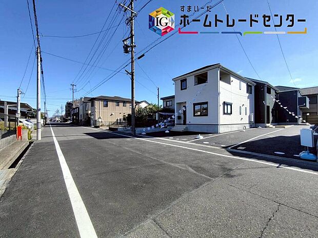 【前面道路含む現地写真】前面は、北西側約8.02mの道路です。
静かな環境の中、交通量が少ないので、駐車も落ち着いて行える環境になっています。