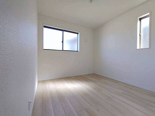 【リビング以外の居室】3号棟
2面採光を施した為、晴れの日の日中はいつも明るい室内に。
窓を開放すれば気持ちの良い風が入り込んできます。