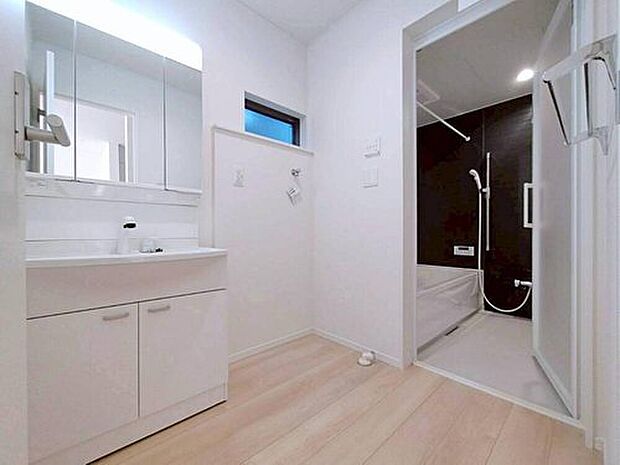 【洗面台・洗面所】3号棟
暮らしを快適にする三面鏡仕様の洗面化粧台。
収納力と機能性に優れた使いやすい設備で、忙しい朝の身支度もスムーズに♪