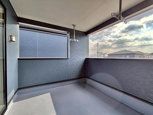 【バルコニー】1号棟
広々としたバルコニーです♪
家族分の洗濯物もしっかり干せます。
南西向きで日当たりも良く、毎日のお洗濯が楽しくなりそう♪