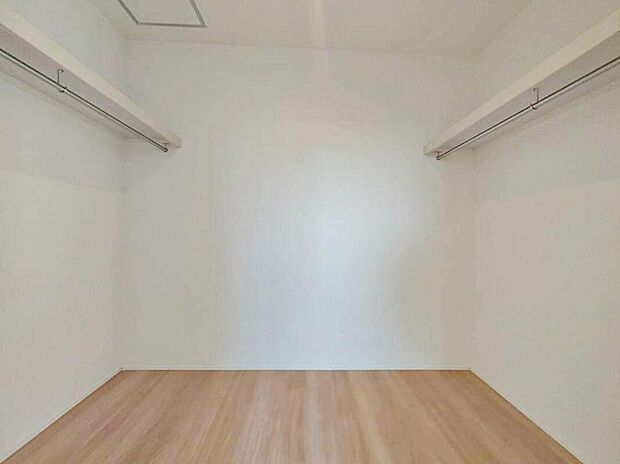 【収納】6号棟 ウォークインクローゼット
広々とした空間の為、カビや湿気の予防もできます♪
衣類だけでなく、スーツケースや季節家電などの大きな物も収納可能です♪