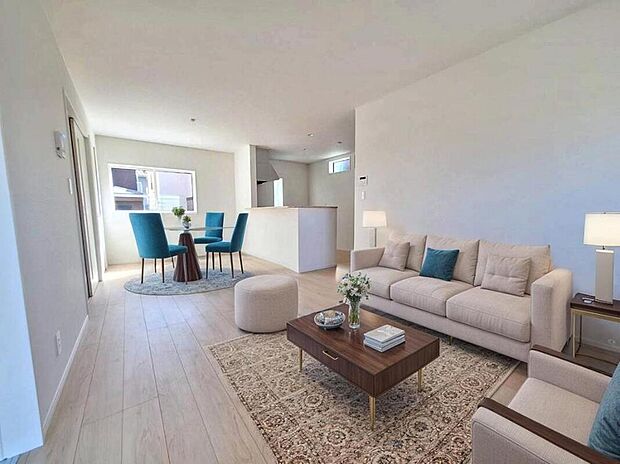 【リビング】陽光ふりそそぐ明るい１８帖のリビング。
対面式キッチンは、家事をしながら家族の様子が一目でわかる安心＆便利設備♪
※家具をCGで加工しています。家具付き販売ではございません。