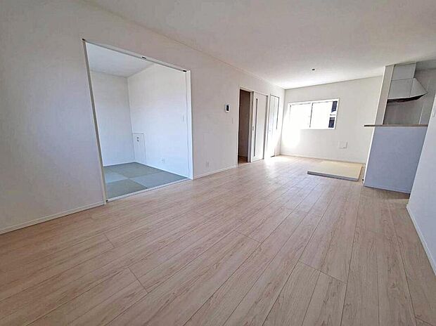 【リビング】明るい雰囲気が心地いい１８帖の広々リビング♪
採光良好です！
家族団らんの時間も増えそうなくつろぎの場所になりそう♪