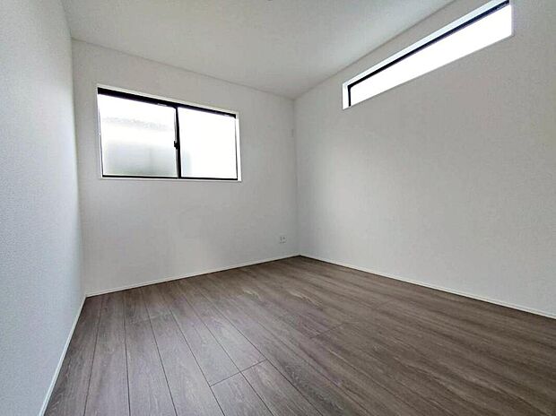 【リビング以外の居室】４号棟
全居室に二面採光で、日当たり風通し良好♪
ベーシックな内装は、どんなインテリアにもなじみます。