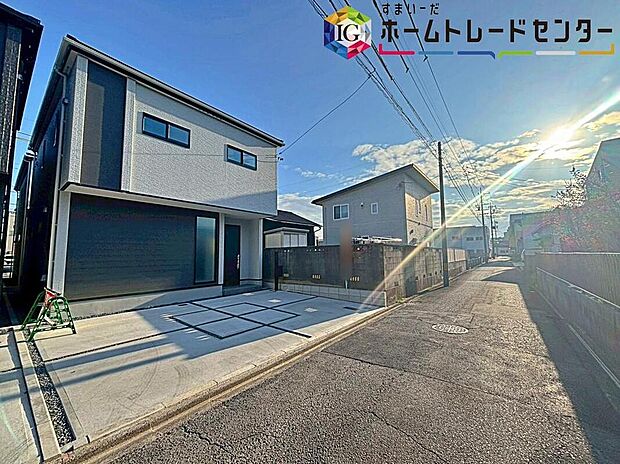 【前面道路含む現地写真】3号棟の前面は、北西側約4mの道路に接道しています。
ゆとりがあり、駐車がしやすい環境となっています。
しっかり舗装されているので、ベビーカー等で通っても安心ですね♪