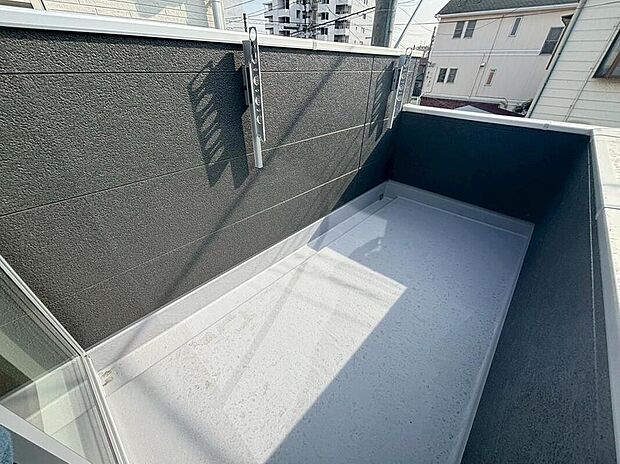 【バルコニー】１号棟
広々としたバルコニー♪
家族分の洗濯物もしっかり干せます。
南向きで日当たりも良く、毎日のお洗濯が楽しくなりそう♪