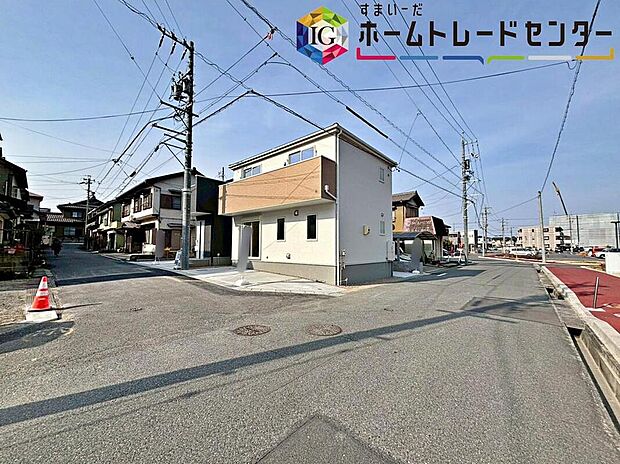 【前面道路含む現地写真】前面は、東側約６ｍ・南側約５ｍの道路です。
ゆとりがあり、駐車も落ち着いて行える
環境になっています。
しっかり舗装されているので、ベビーカー等で通っても安心ですね♪