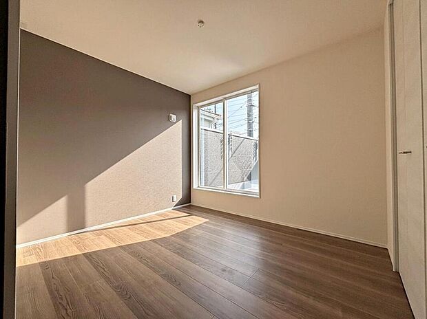 【リビング以外の居室】１号棟
バルコニーに直接アクセスできる居室です！
室内の空気を効率よく入れ替えることができ、夏場や湿気の多い時期には便利です♪