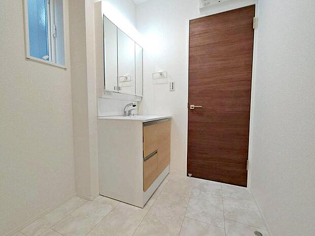 【洗面台・洗面所】4号棟
暮らしを快適にする洗面化粧台。洗面横には収納スペースを設けました。
可動棚を付ければタオルやお着替えも
収納できます♪