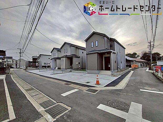 【前面道路含む現地写真】前面は、北側約３ｍ・東側約４ｍの道路です。
ゆとりがあり、静かな環境の為、駐車も落ち着いて行えます。
お問い合わせはお気軽に♪