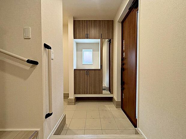 【玄関】２号棟
明るくて清潔感溢れる玄関。
便利なシューズインクローク＆下駄箱収納付きです♪
散らかりがちな玄関もすっきりと片付きます。