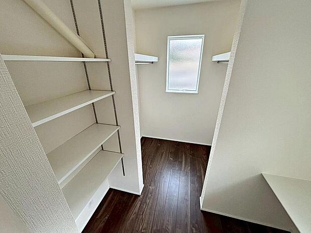 【収納】１号棟
リビングに隣接した、スタディコーナーとファミリークローク♪
スタディコーナーは、お子さまの勉強スペースや在宅ワークにもぴったり♪
ファミリークロークは、家族全員の衣類をまとめて収納できます♪