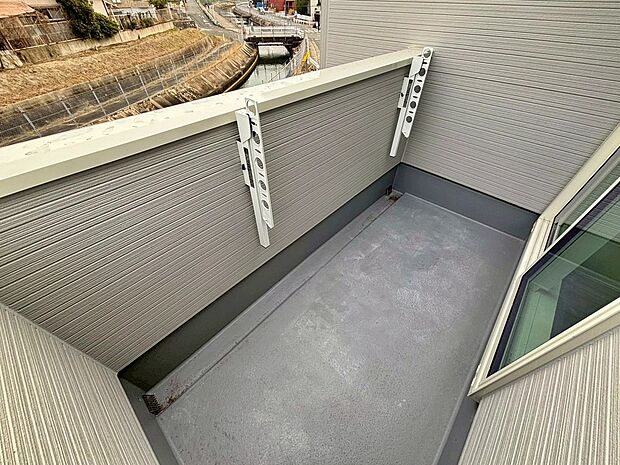 【バルコニー】２号棟
バルコニー♪
南東向きで日当たり良好♪大変便利です。
お洗濯だけでなく、ちょっとしたリラックスできる空間にもなりそうです☆