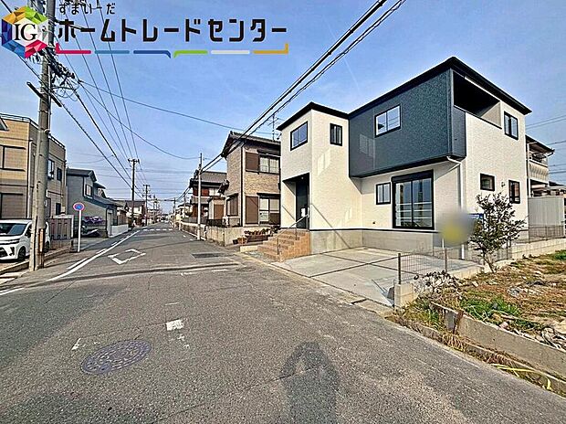 【前面道路含む現地写真】前面は、交通量の少ない西側約7.9mの道路です。
ゆとりがあり、駐車も落ち着いて行える
環境になっています。
しっかり舗装されている道路なので、ベビーカー等で通っても安心ですね♪