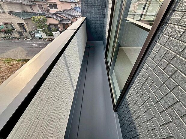 【バルコニー】南向きで日当たり良好な広々バルコニー♪
家族分の洗濯物もしっかり干せます。
日当たりも良く、毎日のお洗濯が楽しくなりそう♪