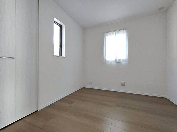 【リビング以外の居室】B号棟
LDKと隣接した約４．５帖の洋室です。
洋室は、リビングから目が届く場所なので、お子様の遊び部屋・お昼寝スペースとして使うのもオススメです♪