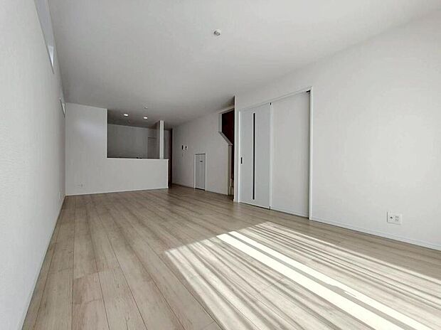 【リビング】A号棟
陽光ふりそそぐ約１９．６４帖の明るいリビング。
対面式キッチンは、家事をしながら家族の様子が一目でわかる安心＆便利設備♪
リビング階段仕様なので、毎日家族とのコミュニケーションが捗りそう♪