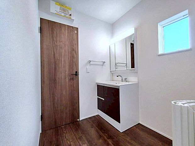 【洗面台・洗面所】２号棟
暮らしを快適にする洗面化粧台収納力と機能性に優れた使いやすい設備で、忙しい朝の身支度もスムーズに♪