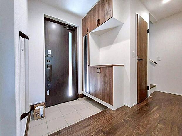 【玄関】２号棟
明るくて清潔感溢れる玄関。
便利な下駄箱収納付きです♪
散らかりがちな玄関もすっきりと片付きます。