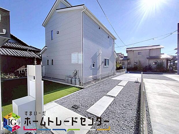 【駐車場】２号棟
２台駐車可能なスペースを確保しました☆
来客時も安心です♪
セカンドカー用にされてもいいですね♪
交通量が少なく、ゆとりをもって駐車できます。
駐車が必要ないスペースは他の用途多数！