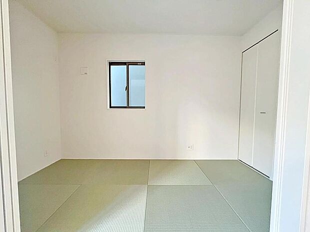 【リビング以外の居室】3号棟
リビング横にある来客間にもできそうな洋風和室♪
収納スペースも充実!
窓を開放すれば気持ちの良い風が入り込んできます。
新鮮な空気の中で生活できます。