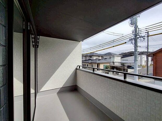 【バルコニー】３号棟
雨の日も洗濯物が濡れる心配のないインナーバルコニー仕様♪
お洗濯だけでなく、ちょっとしたリラックスできる空間にもなりそうです☆