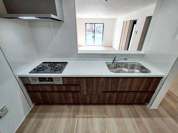 【キッチン】２号棟
収納力豊富なシステムキッチン。
大型スライド収納付きで、すっきり片付けやすいキッチンです。
床下収納もついています♪