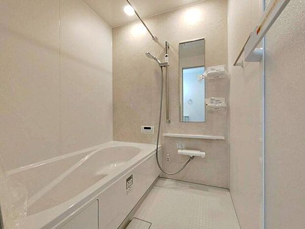 【浴室】２号棟
１坪以上広さを設けた浴室で、ゆったりバスタイム♪
お子様と一緒に入るにも充分な広さです。一日の疲れを癒せます♪