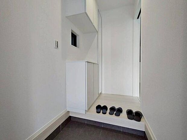 【玄関】明るくて広々とした玄関ホール。
大型のシューズボックスを備えているので、散らかりがちな玄関もすっきりと片付きます♪