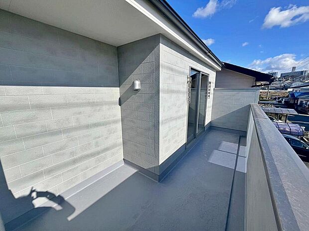 【バルコニー】日当たり良好な南向きのワイドバルコニー♪
家族分の洗濯物もしっかり干せます♪
お洗濯だけでなく、ちょっとしたリラックスできる空間になりそうです☆