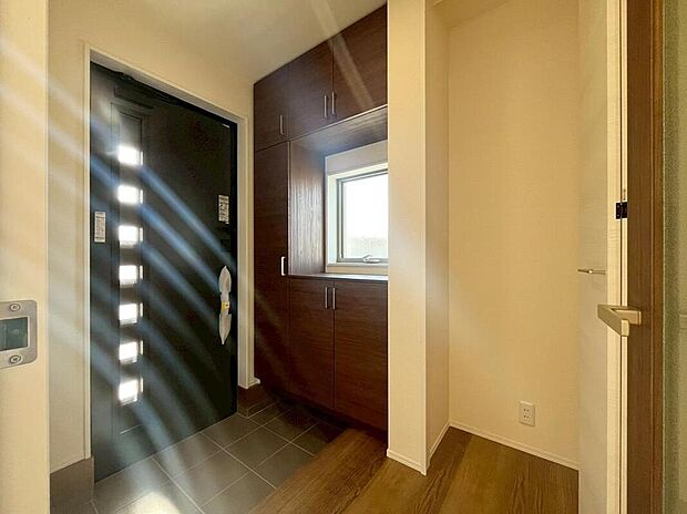 【玄関】明るくて清潔感溢れる玄関。
便利な下駄箱収納&廊下収納付きです♪
散らかりがちな玄関もすっきりと片付きます。