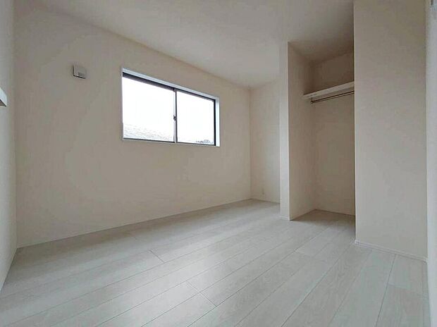 【リビング以外の居室】採光良好な為、晴れの日の日中はいつも明るい室内に。
窓を開放すれば気持ちの良い風が入り込んできます。