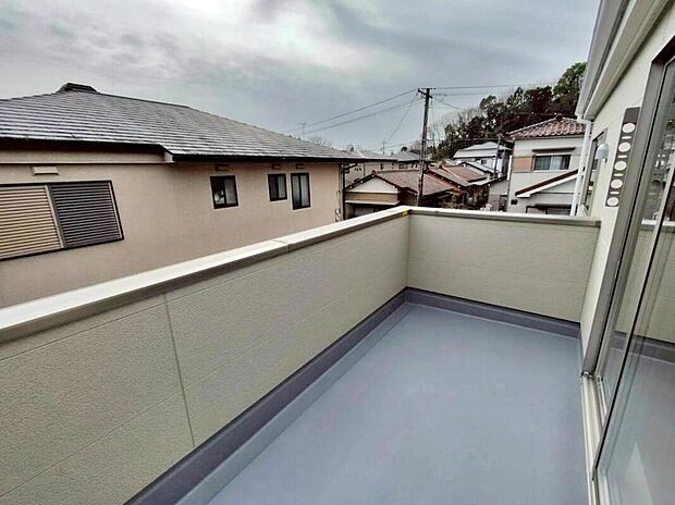 【バルコニー】南面に２つのバルコニーを設けました♪
家族分の洗濯物もしっかり干せます♪
お洗濯だけでなく、ちょっとしたリラックスできる空間になりそうです☆