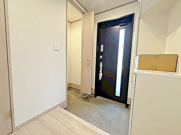 【玄関】C号棟
明るくて清潔感ある玄関。　
シューズインクロークとシューズボックスを備えているので、散らかりがちな玄関もすっきりと片付きます。