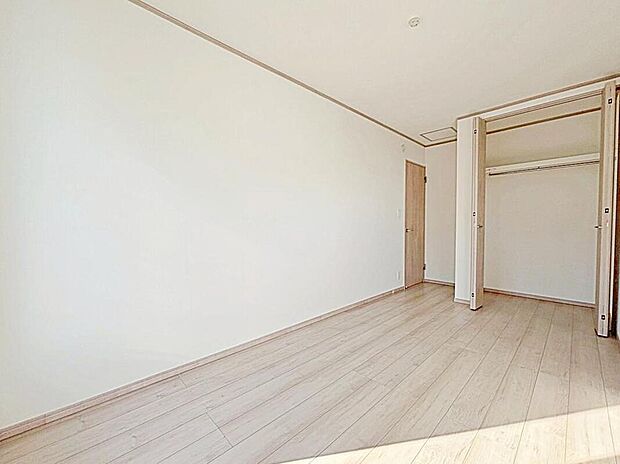 【収納】C号棟
各居室に収納を設けました！
お洋服をたくさんお持ちの方でもたっぷり収納できます。
お部屋を最大限広くご活用いただけます。