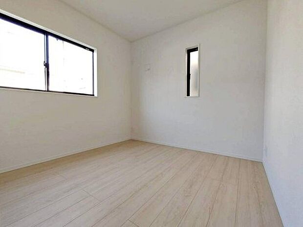 【リビング以外の居室】3号棟
全居室に二面採光を施した為、晴れの日の日中はいつも明るい室内に。
窓を開放すれば、気持ちの良い風が入り込んできます。