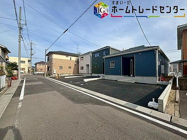 【前面道路含む現地写真】前面は、北西側約5mの道路です。
静かな環境の中、ゆとりをもって落ち着いて駐車が行える環境になっています。
しっかり舗装されている道路なので、ベビーカー等で通っても安心ですね♪