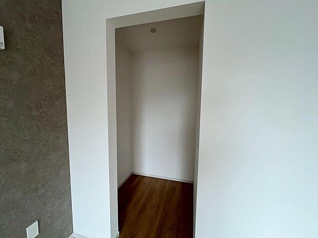 【収納】ウォークインクローゼット
大きな荷物も収納可能なスペース！
季節ごとの入れ替え不要な嬉しい設備になっています♪