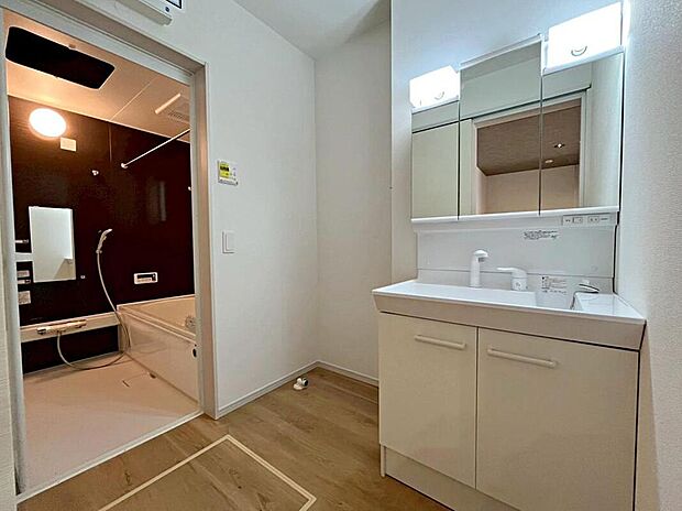 【洗面台・洗面所】暮らしを快適にする三面鏡仕様の洗面化粧台。
収納力と機能性に優れた使いやすい設備で、忙しい朝の身支度もスムーズに♪