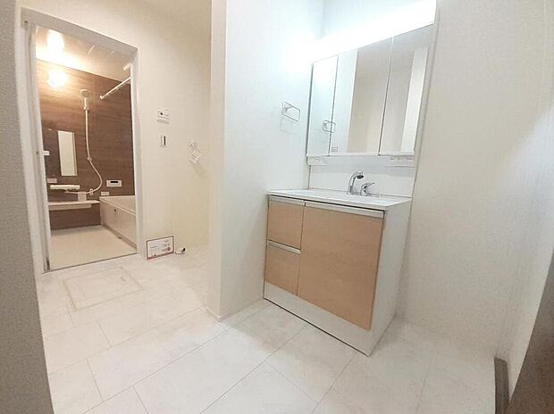 【洗面台・洗面所】１号棟
暮らしを快適にする三面鏡仕様の洗面化粧台。
収納力と機能性に優れた使いやすい設備で、忙しい朝の身支度もスムーズに♪